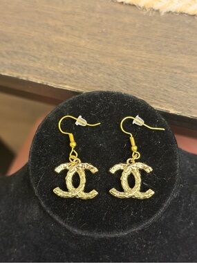 Cc earrings gold